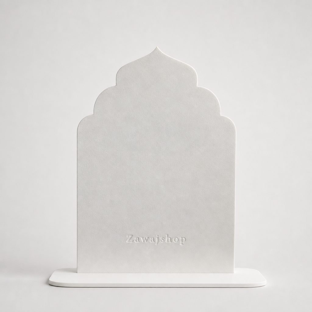 Achterkant van het Mubarak bord in wit met Zawajshop-stempel - vrijstaand PLA bord