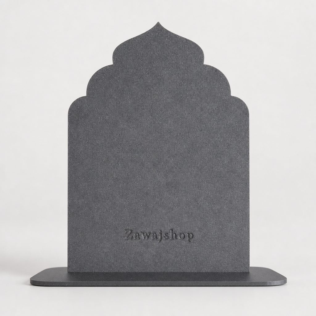 Achterkant van het Mubarak bord in zwart met Zawajshop-stempel - vrijstaand PLA bord