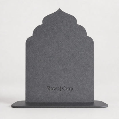 Achterkant van het Mubarak bord in zwart met Zawajshop-stempel - vrijstaand PLA bord