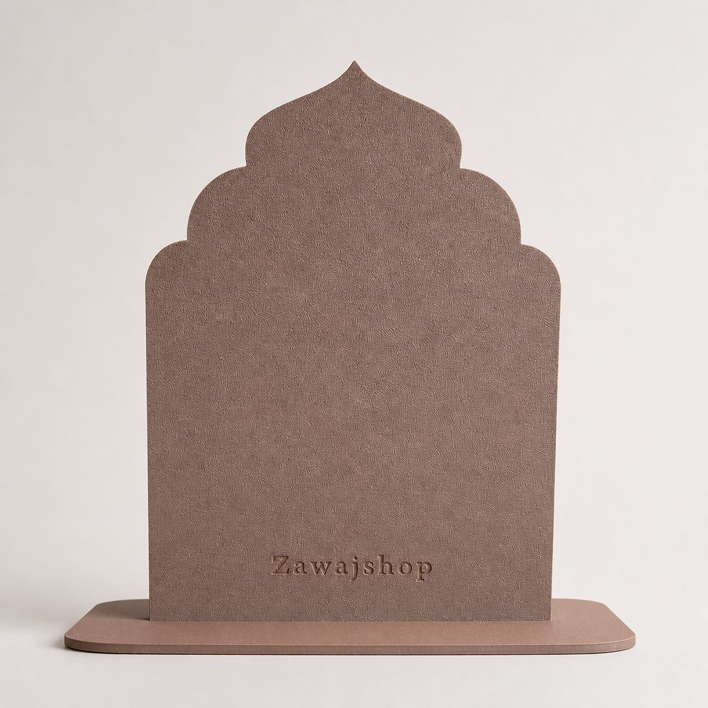Achterkant van het Mubarak bord in bruin met Zawajshop-stempel - vrijstaand PLA bord