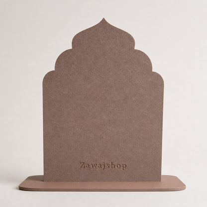 Achterkant van het Mubarak bord in bruin met Zawajshop-stempel - vrijstaand PLA bord