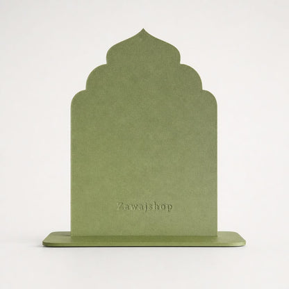 Achterkant van het Mubarak bord in groen met Zawajshop-stempel - vrijstaand PLA bord