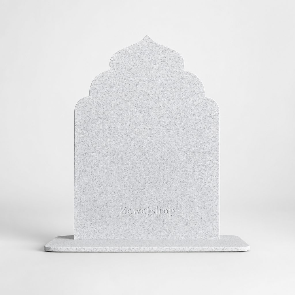 Achterkant van het Mubarak bord in marmer met Zawajshop-stempel - vrijstaand PLA bord