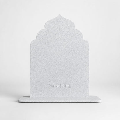 Achterkant van het Mubarak bord in marmer met Zawajshop-stempel - vrijstaand PLA bord
