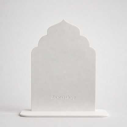 Achterkant van het Mubarak bord in wit met Zawajshop-stempel - vrijstaand PLA bord