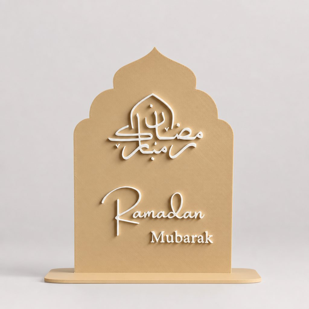 Ramadan Mubarak Schild in Beige mit weißer arabischer Kalligrafie - islamische Ramadan Dekoration