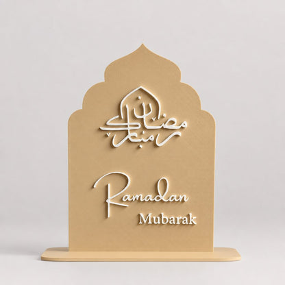 Ramadan Mubarak Schild in Beige mit weißer arabischer Kalligrafie - islamische Ramadan Dekoration