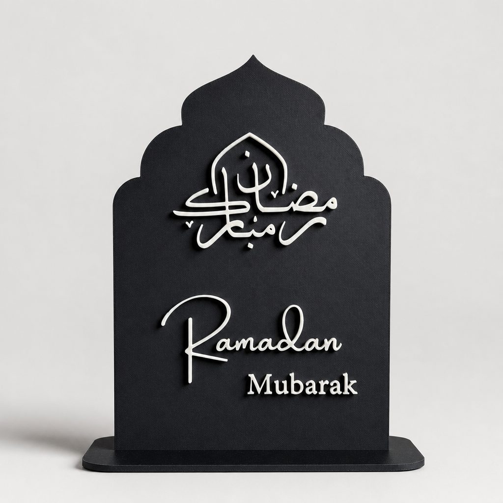 Ramadan Mubarak Schild in Schwarz mit weißer arabischer Kalligrafie - islamische Ramadan Dekoration