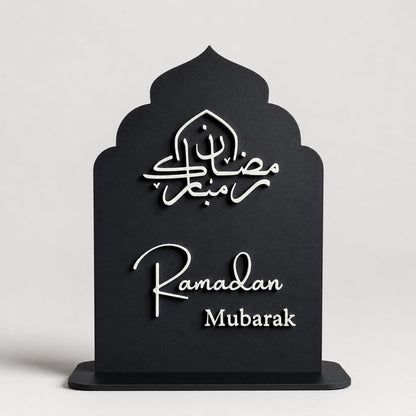Ramadan Mubarak Schild in Schwarz mit weißer arabischer Kalligrafie - islamische Ramadan Dekoration