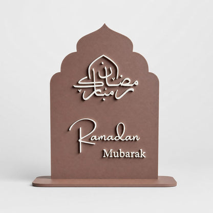 Ramadan Mubarak Schild in Braun mit weißer arabischer Kalligrafie - islamische Ramadan Dekoration
