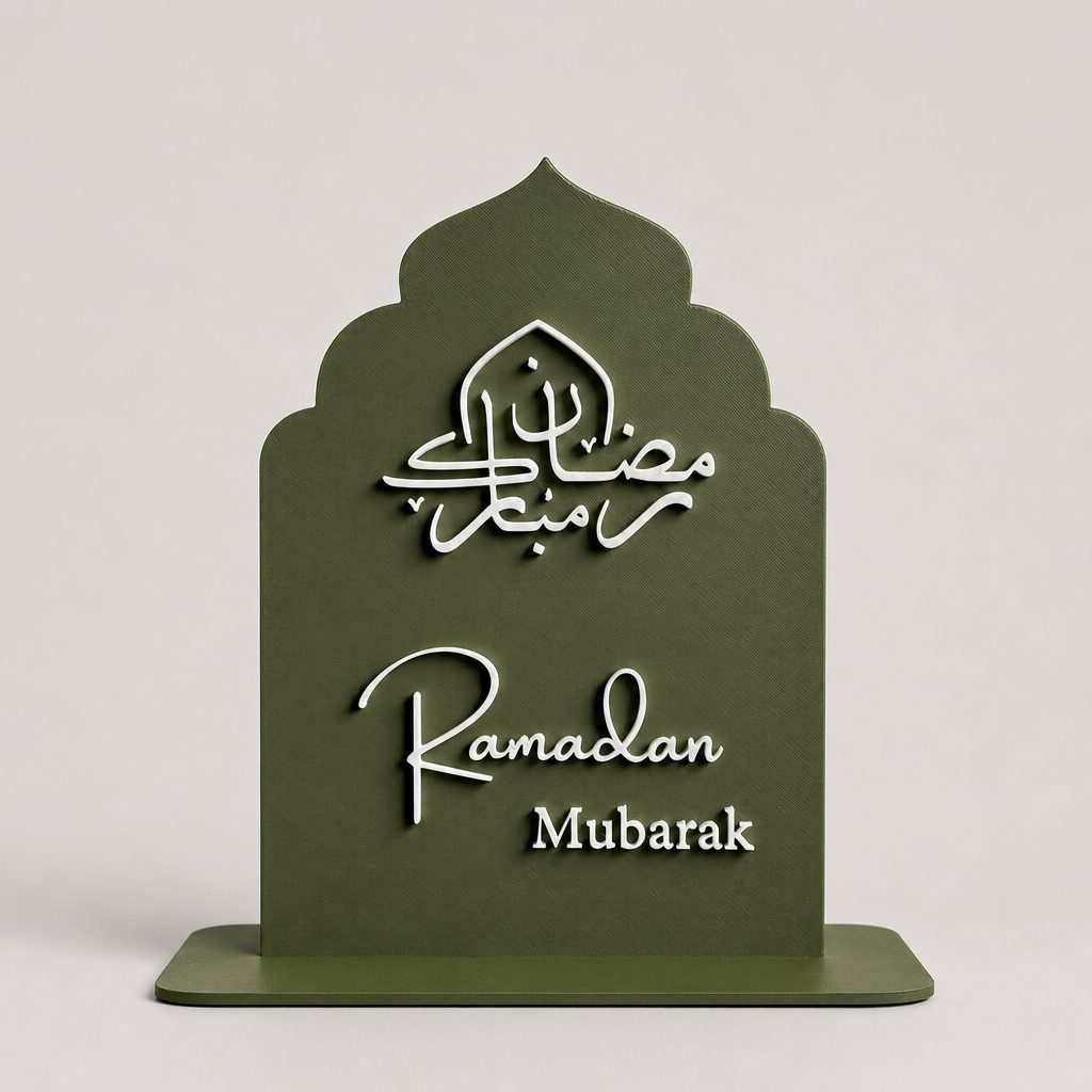 Ramadan Mubarak Schild in Grün mit weißer arabischer Kalligrafie - islamische Ramadan Dekoration