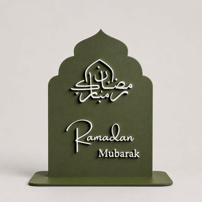 Ramadan Mubarak Schild in Grün mit weißer arabischer Kalligrafie - islamische Ramadan Dekoration