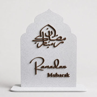 Ramadan Mubarak Schild in Marmor mit brauner arabischer Kalligrafie - islamische Ramadan Dekoration